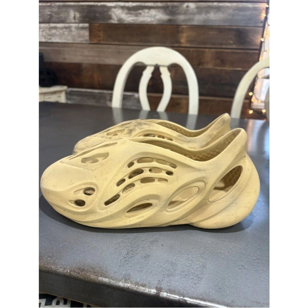 Yeezy Foam Runner in Sand men’s Size 10